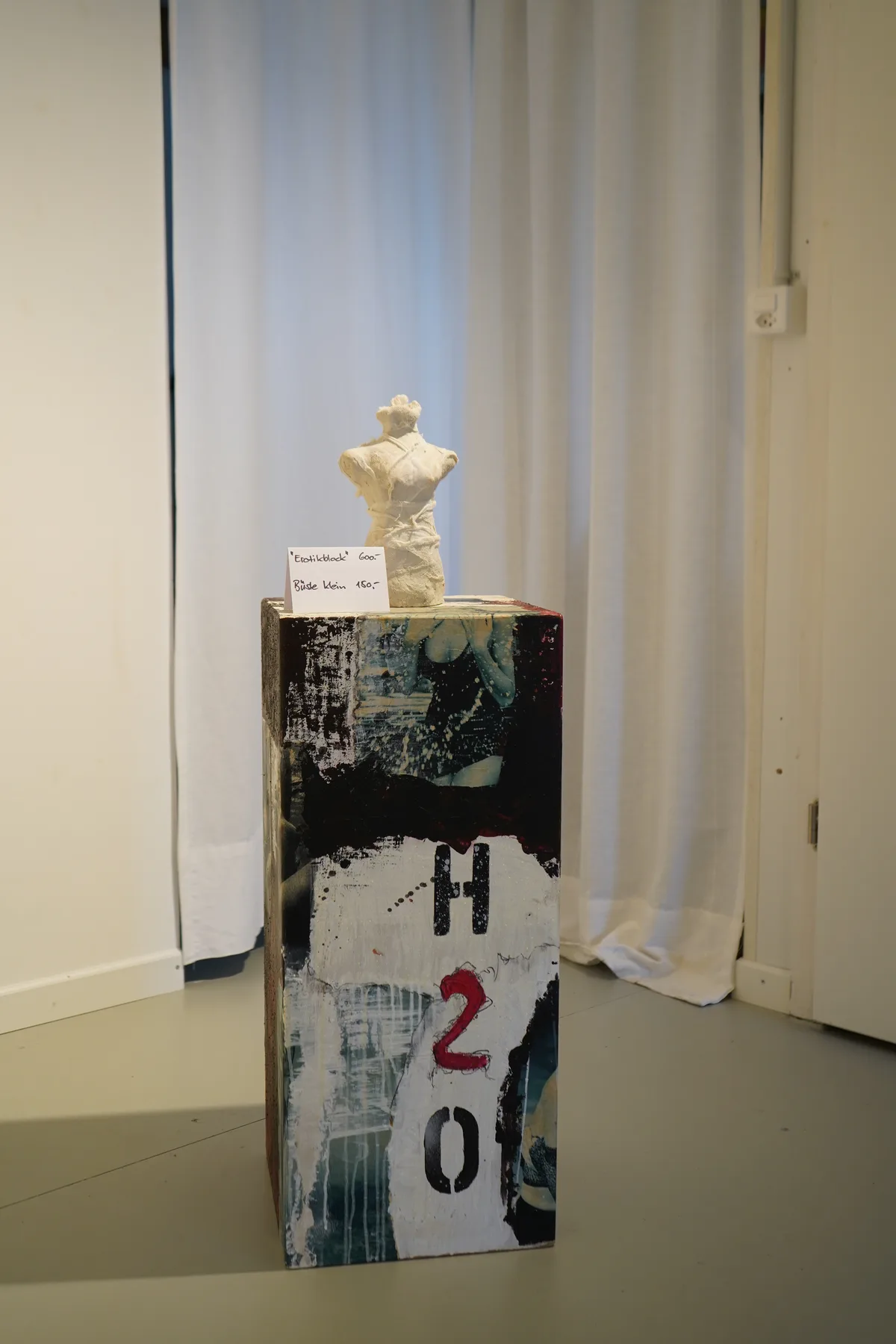 Eine Skulptur steht auf einem Sockel.